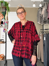 Cofur Diva Blouse rød tie-dye silkebluse i upcyclet vintage sari-silke