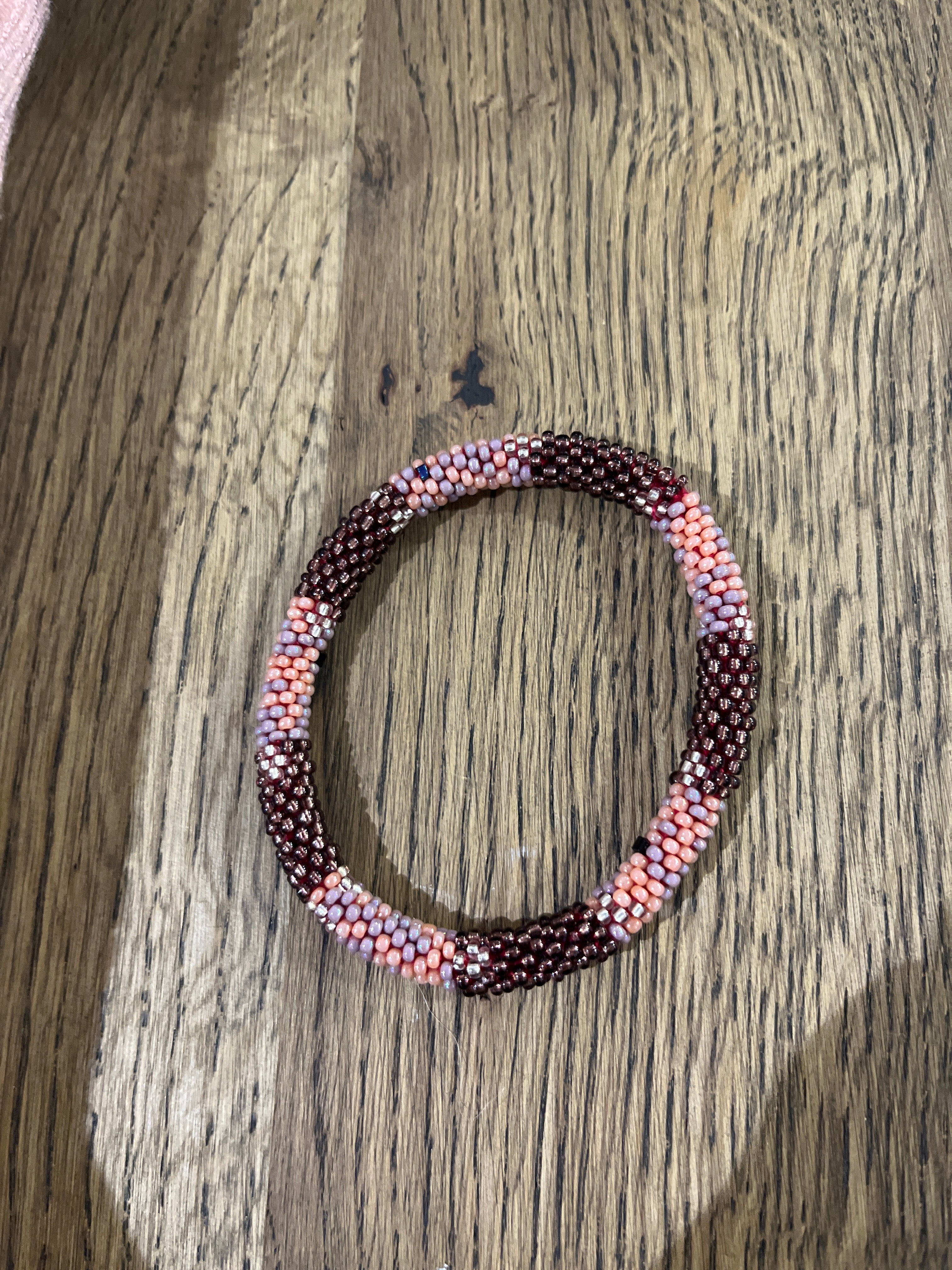 Le Mosch Nepal armbånd – rosa, håndlavet roll-on i glasperler