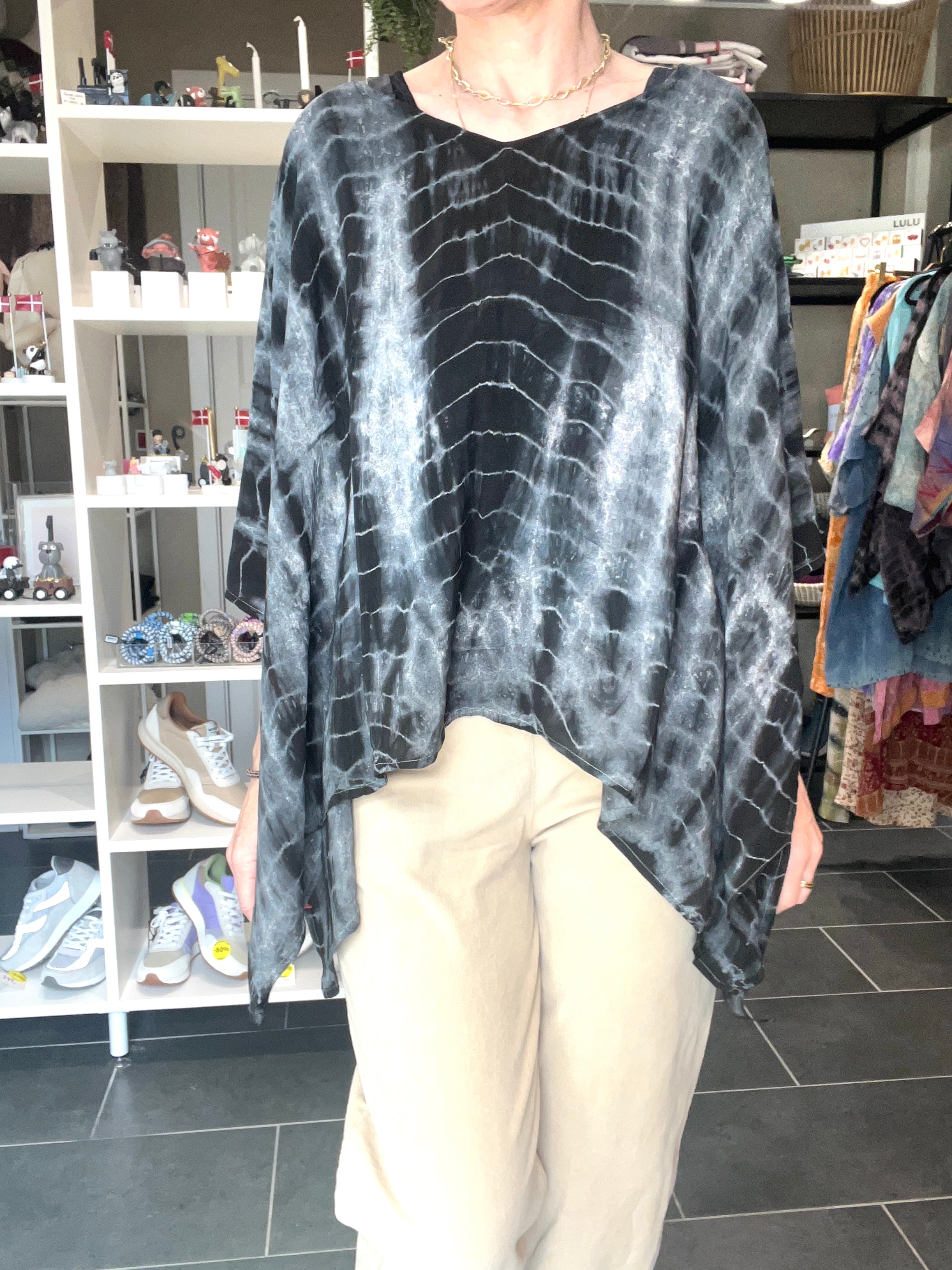 Elegant poncho blouse i grå vintage sari silke