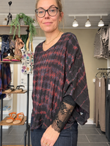 Cofur Poncho Blouse sort/rød unika silkebluse i vintage sari-silke OneSize