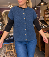 Komma Strikvest Soft Blue fra Mansted i merinould