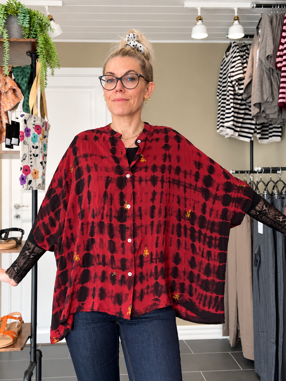 Cofur Denmark Diva Blouse rød tie-dye i genanvendt indisk sarisilke