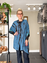 Diva Tunika Onesize – blå tie-dye – 100% Genanvendt Silke – Cofur Denmark