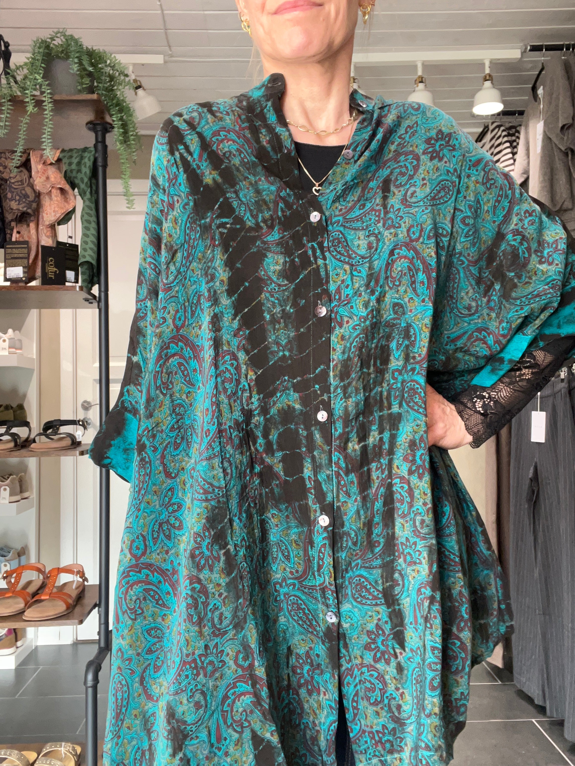 Cofur Diva Tunika onesize med smukt paisley mønster i grøn og blå