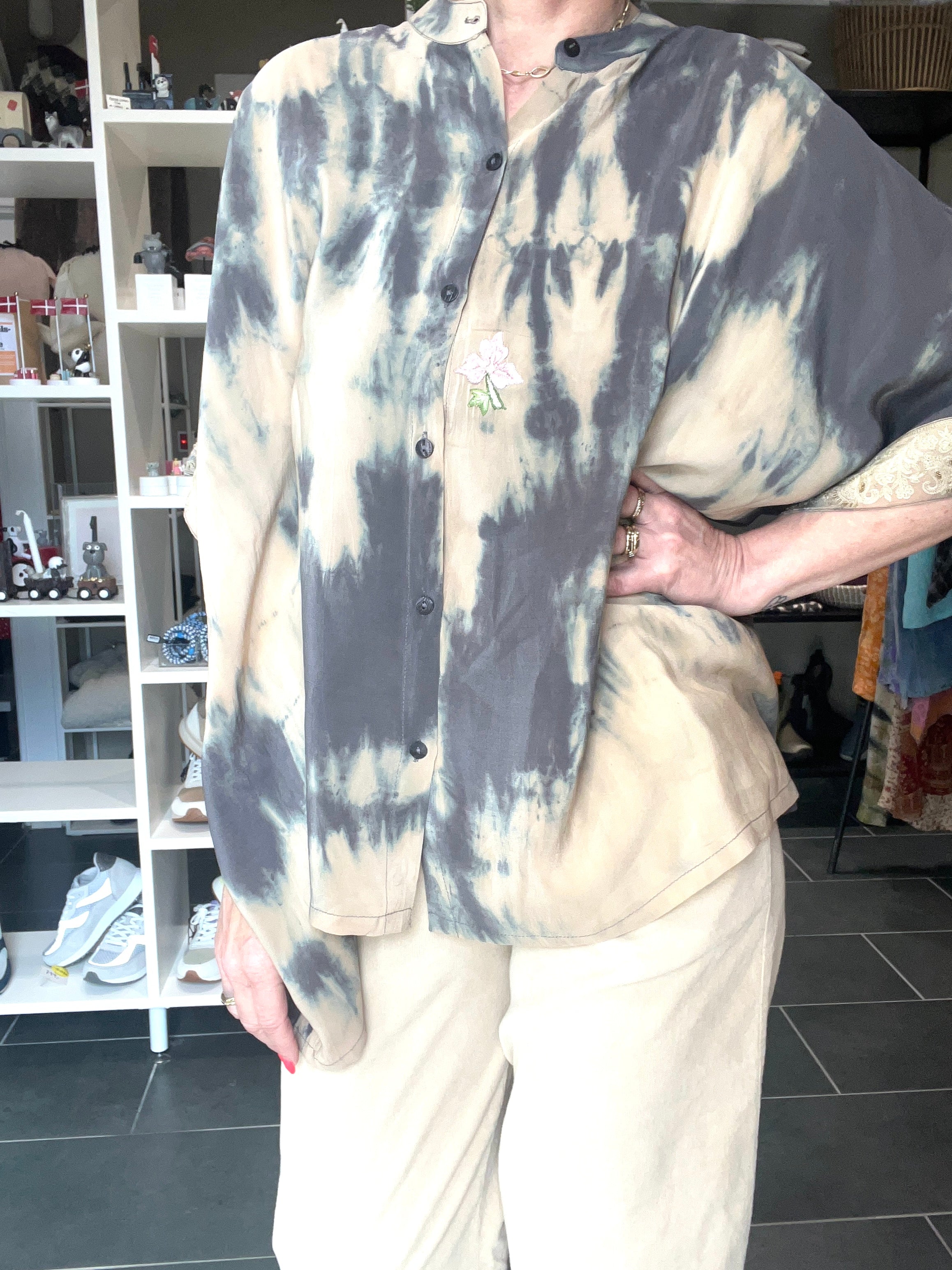 Upcyclet silke bluse i grå og beige toner