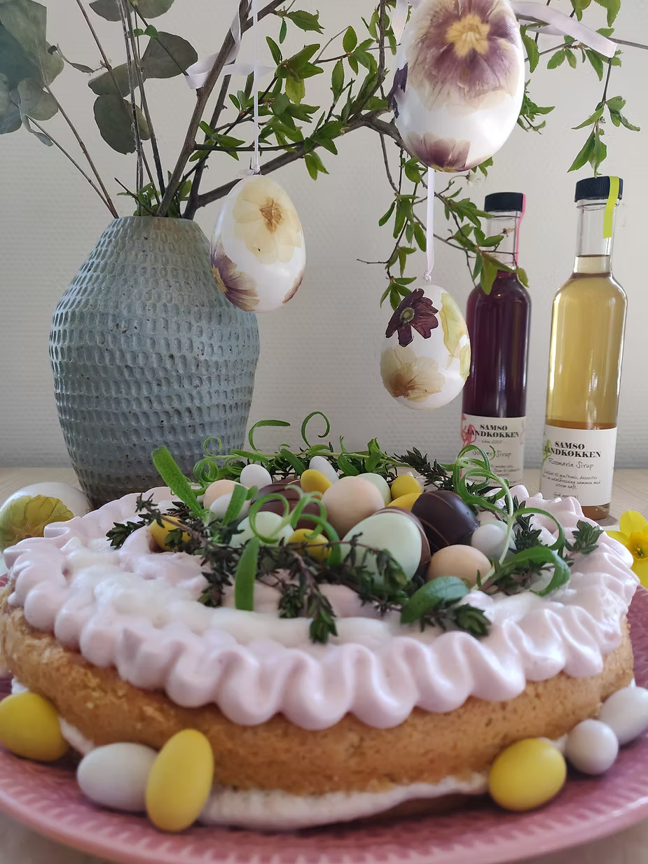 Påskekage med Rosmarinsirupmousse, Solbærsirupmousse og mascarpone