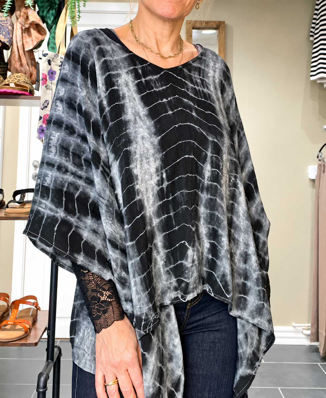 Cofur Lombok Poncho Blouse grå tie-dye one-of-a-kind silkebluse til dame