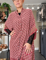 Diva Tunika Onesize – rødmønstret – 100% Genanvendt Silke – Cofur Denmark