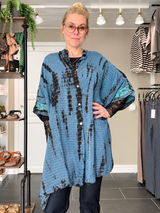 Diva Tunika Onesize – blå tie-dye – 100% Genanvendt Silke – Cofur Denmark