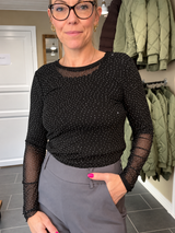 Alexis sort meshbluse med similisten fra Black Colour