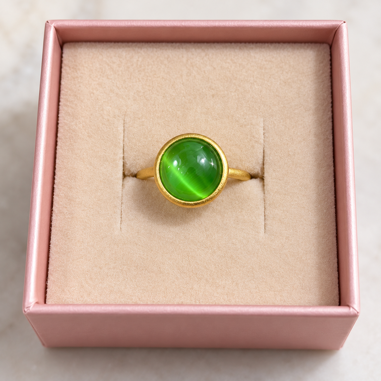 Zefina Cat Eye Ring med intens grøn rund sten