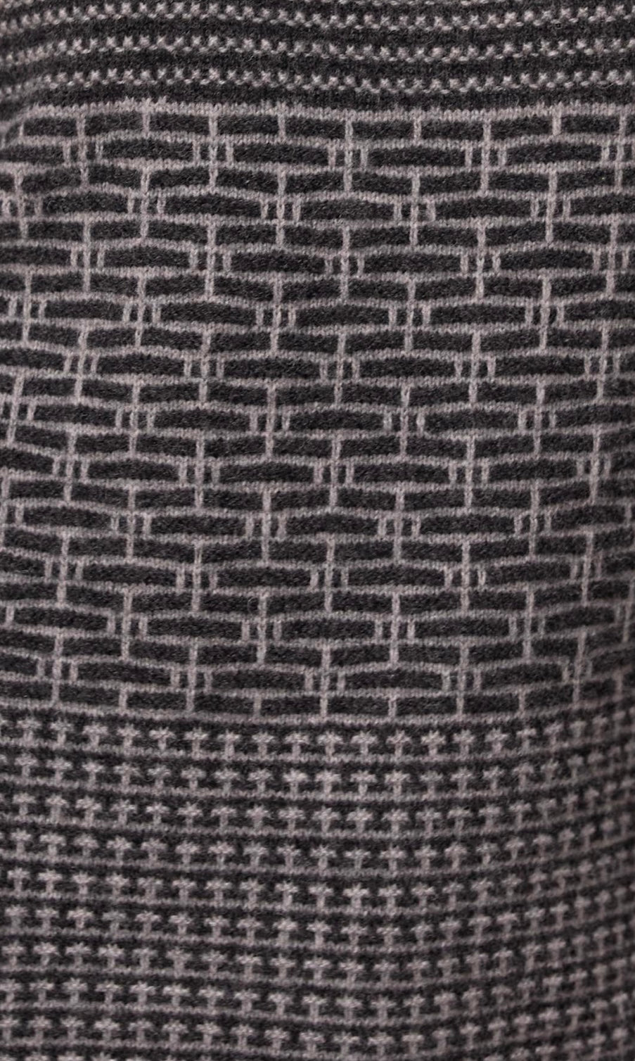 Mansted Thea Scarf med grafisk mønster i Dark Charcoal
