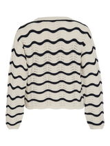 VILA VIWAVE striktop med pointelle-mønster og bådhals i Birch/Navy Blazer