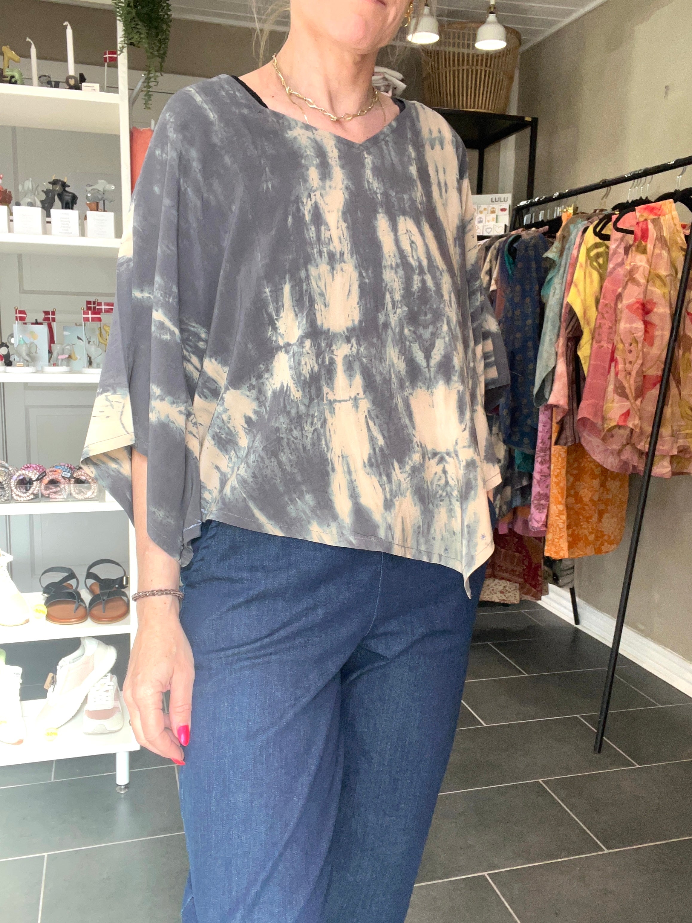 OneSize poncho bluse i grå beige nuancer