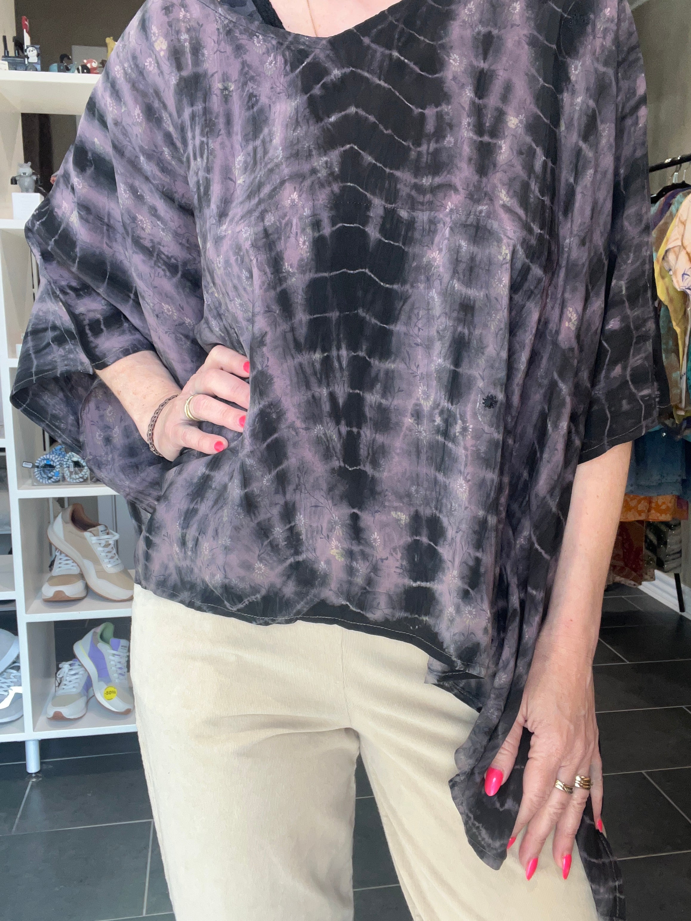 Bæredygtig silkebluse i upcyclet silke med tie-dye print