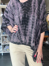 Bæredygtig silkebluse i upcyclet silke med tie-dye print