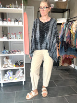 Lombok Poncho Blouse fra Cofur Denmark i grå tie-dye silke