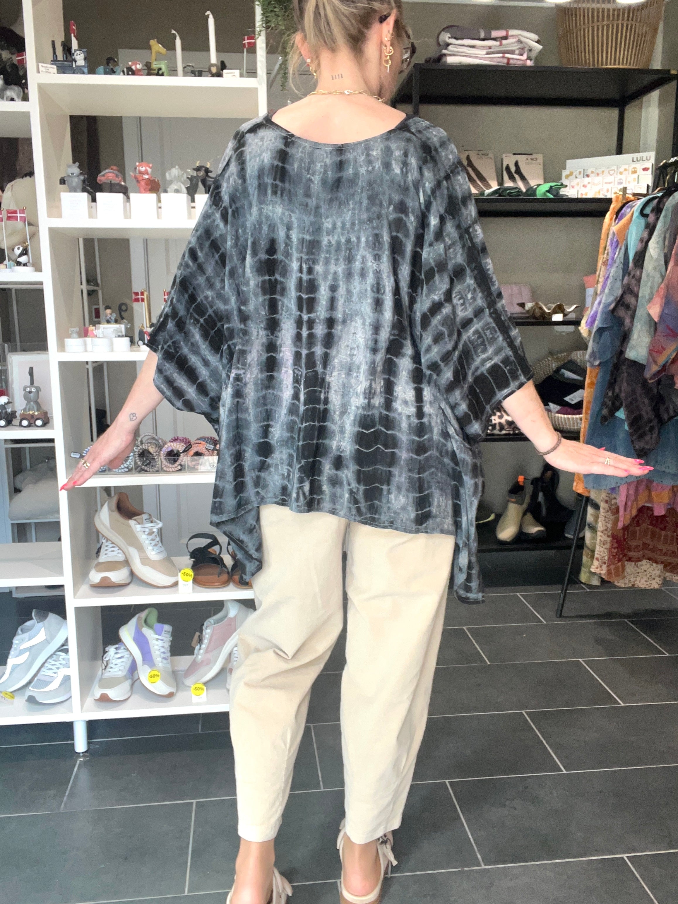 OneSize bluse i vintage sari silke med gråt mønster