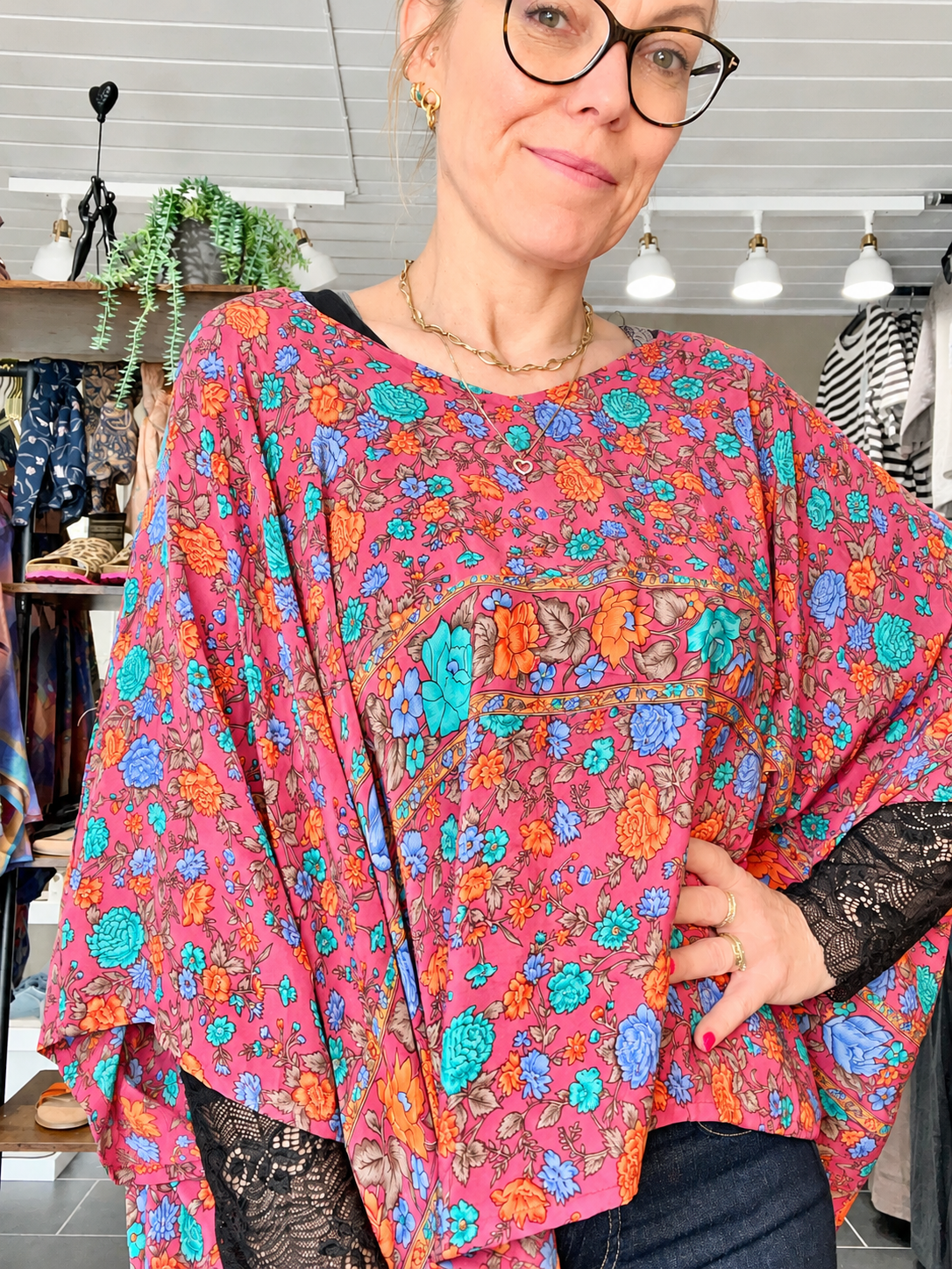 Cofur Lombok Poncho Blouse OneSize rosa blomstret silkebluse i genanvendt sari-silke