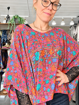 Cofur Lombok Poncho Blouse OneSize rosa blomstret silkebluse i genanvendt sari-silke