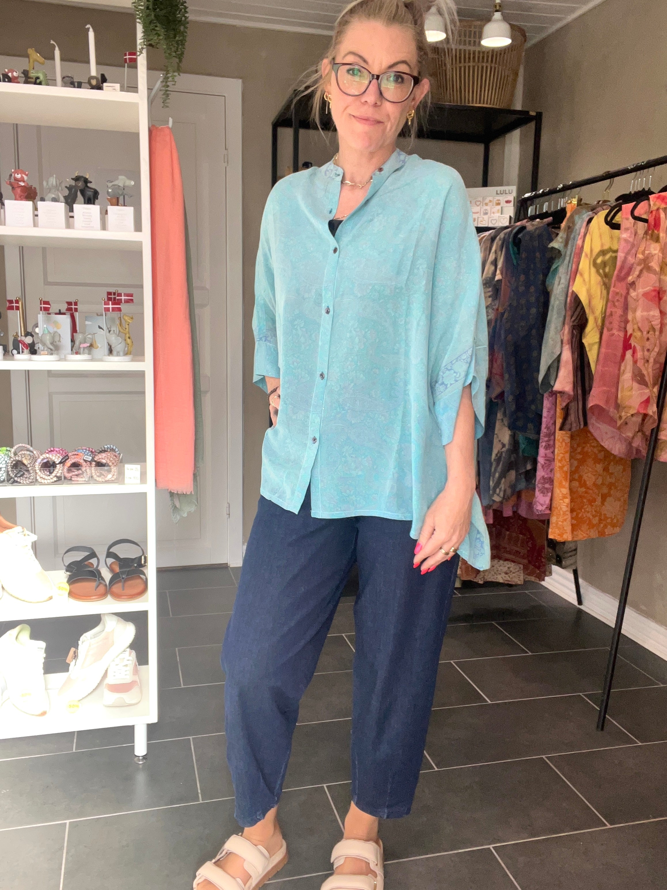 Diva Blouse fra Cofur Denmark i lys turkis silke