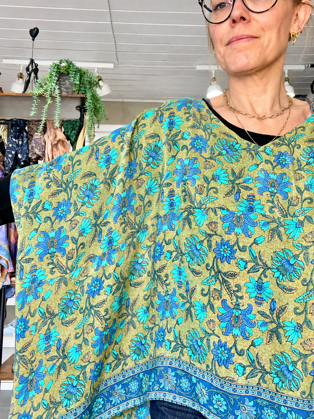 Cofur unika Lombok ponchobluse blå blomstret i pre-loved vintage silke