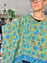 Cofur unika Lombok ponchobluse blå blomstret i pre-loved vintage silke