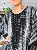Cofur unika Lombok ponchobluse grå tie-dye i pre-loved vintage silke