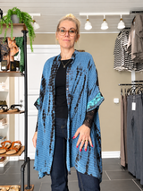 Diva Tunika Onesize – blå tie-dye – 100% Genanvendt Silke – Cofur Denmark