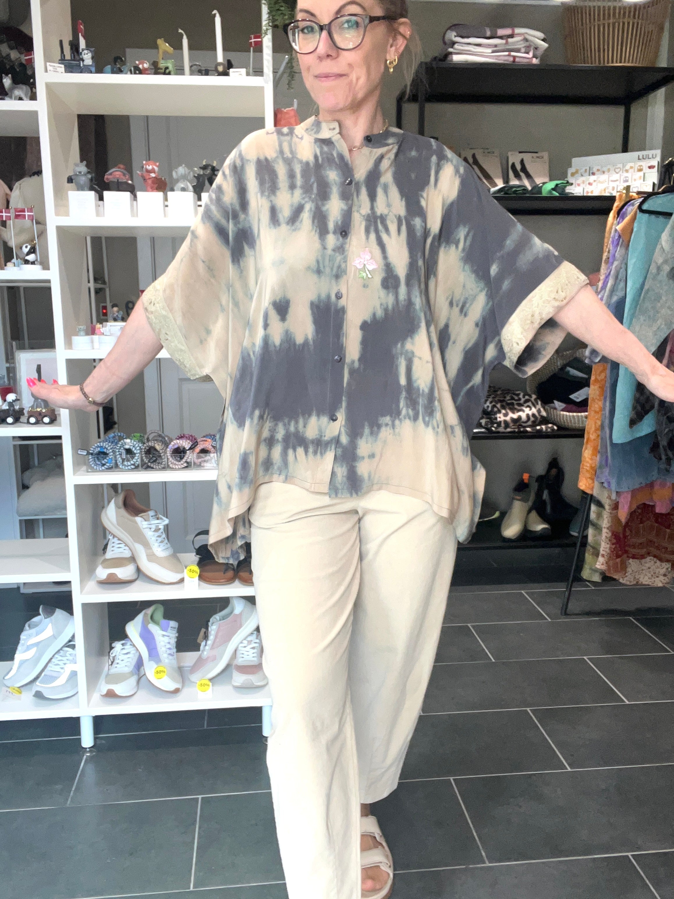 Cofur silkebluse i støvede beige nuancer