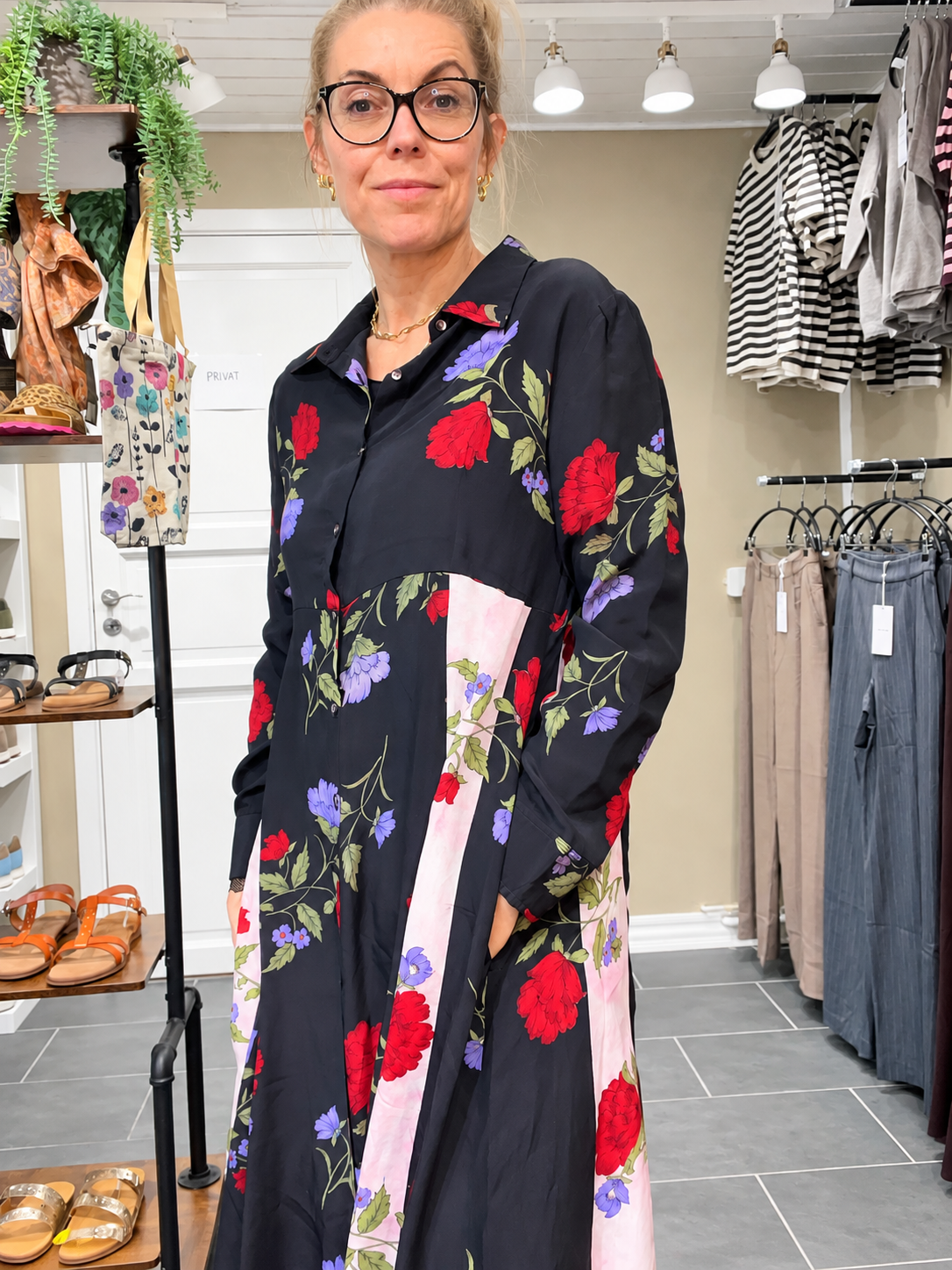 Cofur unika kjole sortblomstret i pre-loved vintage silke M/L