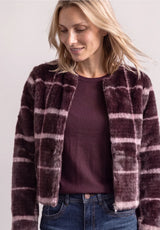 Blød ternet damejakke i fake fur fra Street One
