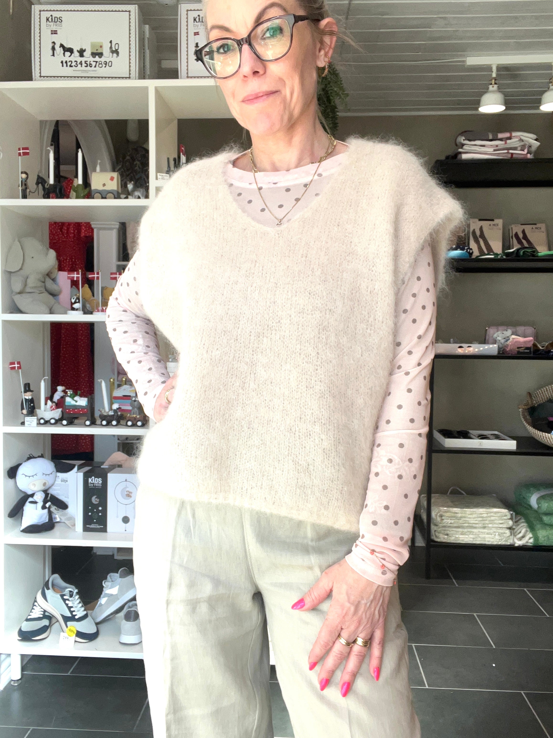 Bjoerk Strikvest – Latte fra Black Colour