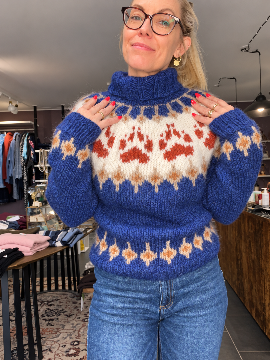 Balustrik blå uldsweater med brændt orange hundepoter