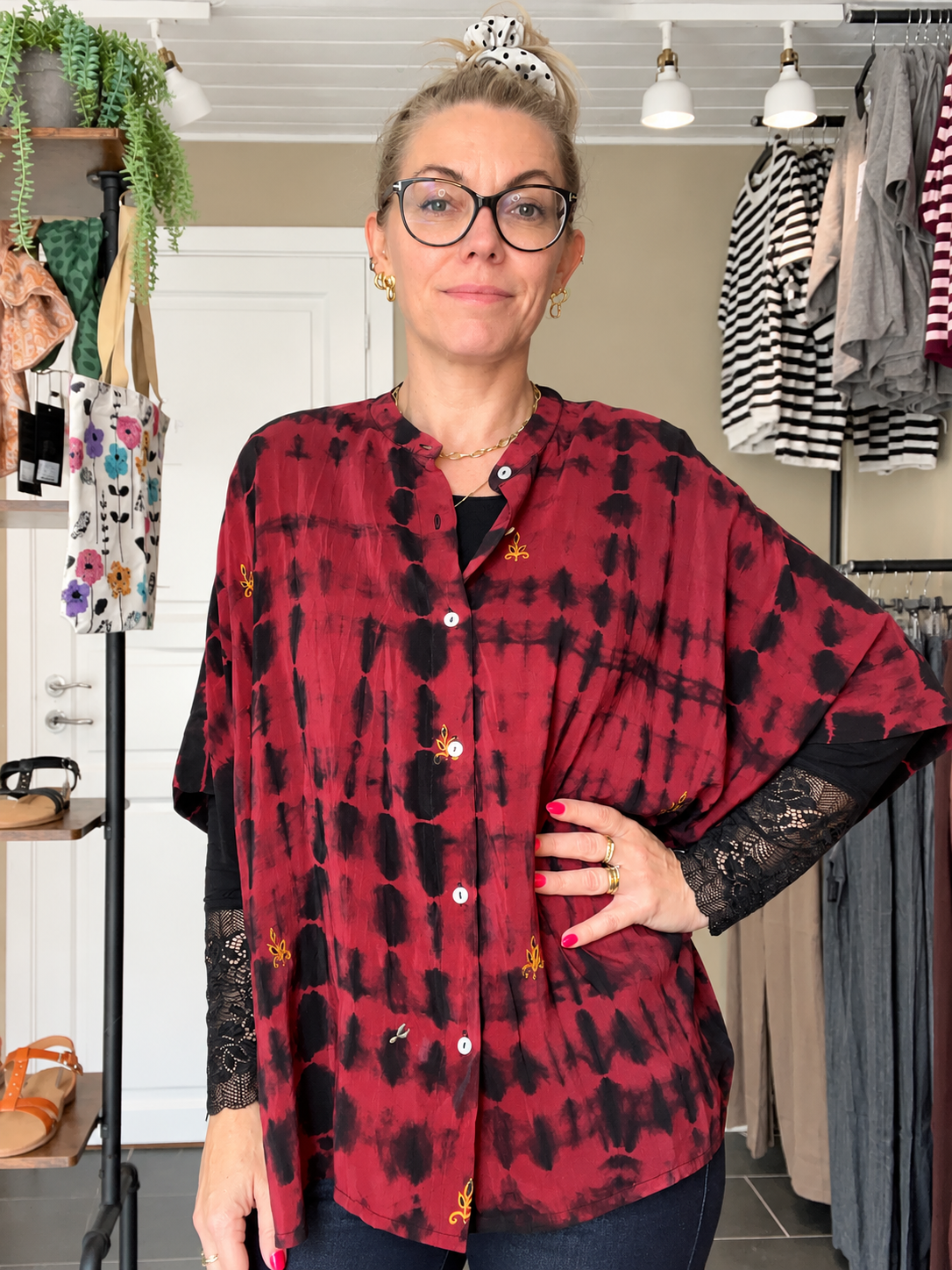 Cofur Diva Blouse rød tie-dye unika silkebluse i genanvendt sari-silke