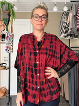 Cofur Diva Blouse rød tie-dye unika silkebluse i genanvendt sari-silke