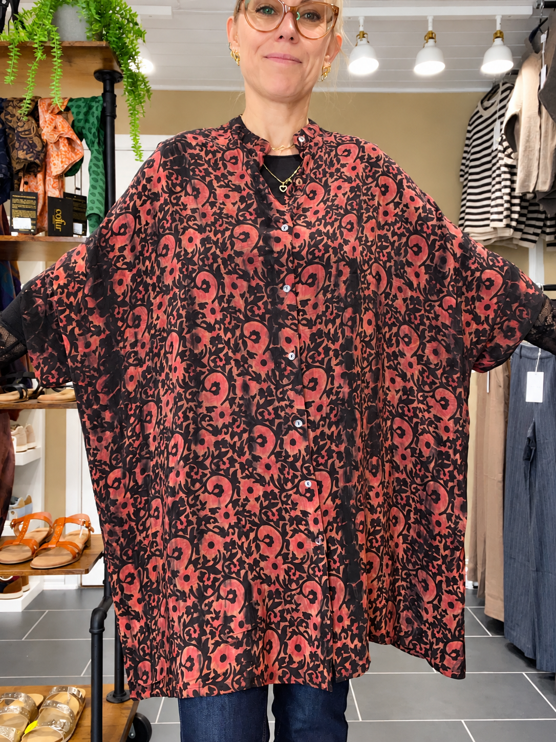 Diva Tunika Onesize – koralfarvet/sort– 100% Genanvendt Silke – Cofur Denmark