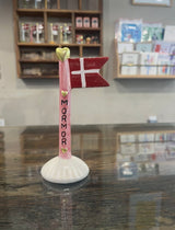 Håndmalet rosa bordflag i keramik med teksten Mormor