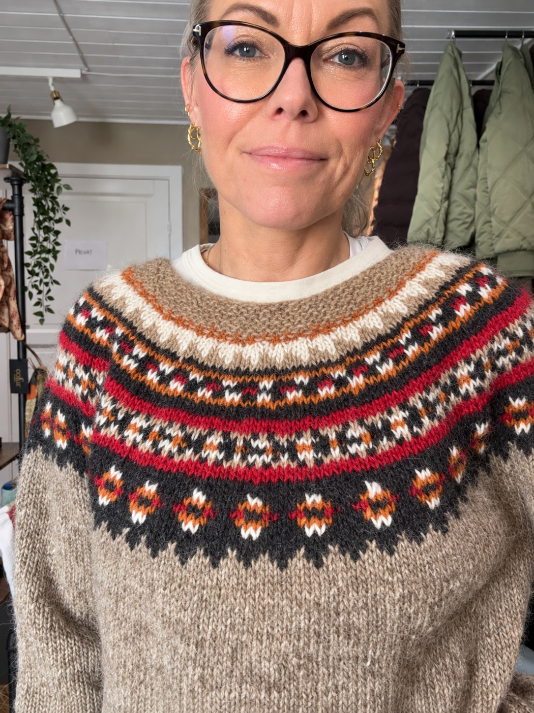 Balustrik Indianerbluse beige rød sort i islandsk uld