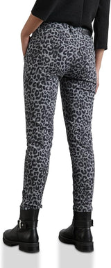Grå leo-print jeans fra Street One – Bonny Loosefit MW med knap og lynlås