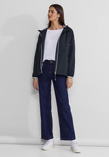 Street One Modern Windbreaker 201910 i Gravity Blue med hætte, refleksdetaljer og lukbare lommer