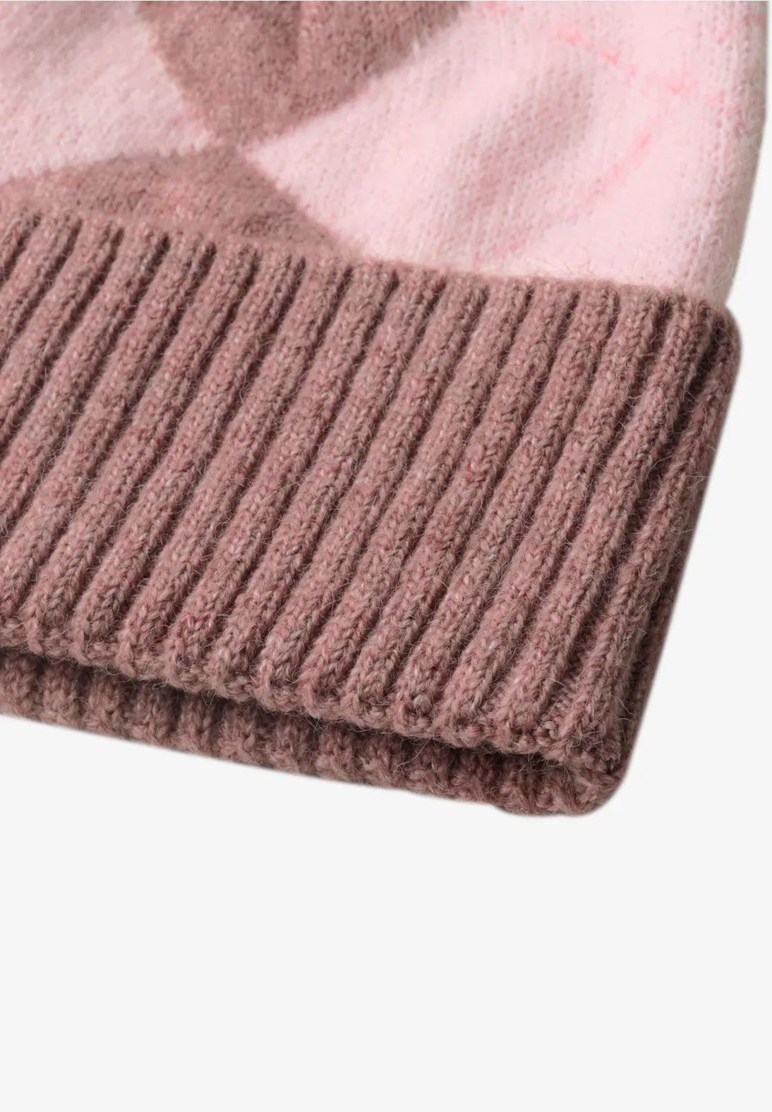 Feminin Street One beanie i Vintage Blush med klassisk strikmønster