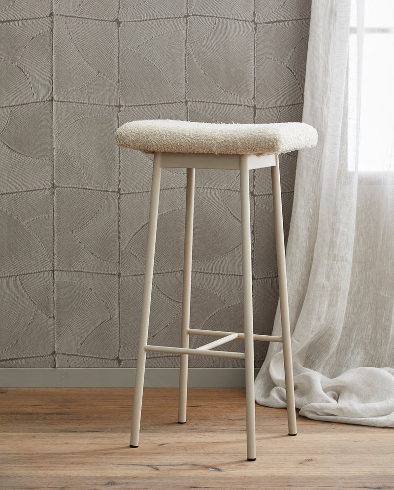 Nordal beige barstol med blødt imiteret lammeskind