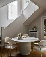 Rundt marmor spisebord med lys base moderne stil