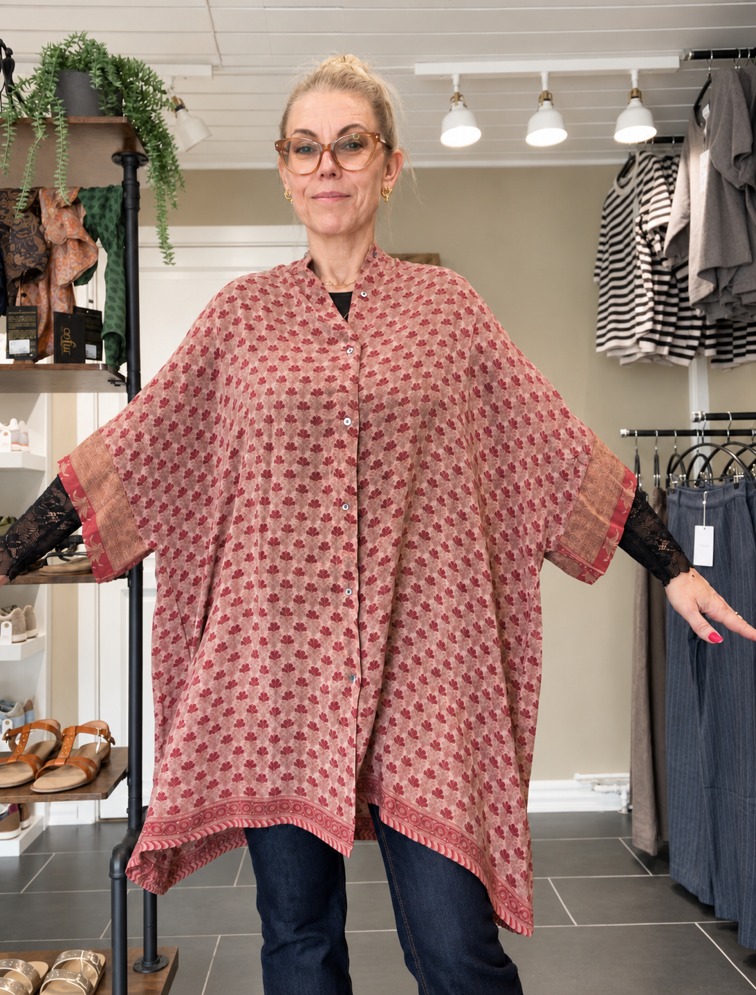 Diva Tunika Onesize – rødmønstret – 100% Genanvendt Silke – Cofur Denmark