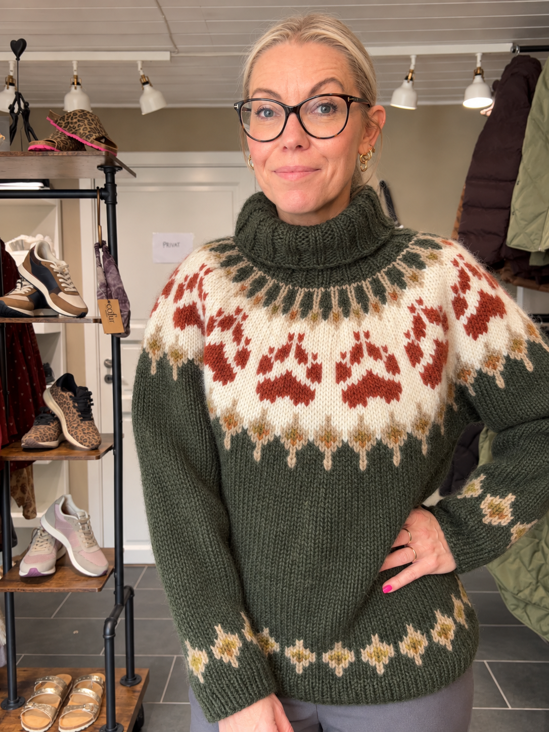 Balustrik olivengrøn uldsweater med brændt orange hundepoter