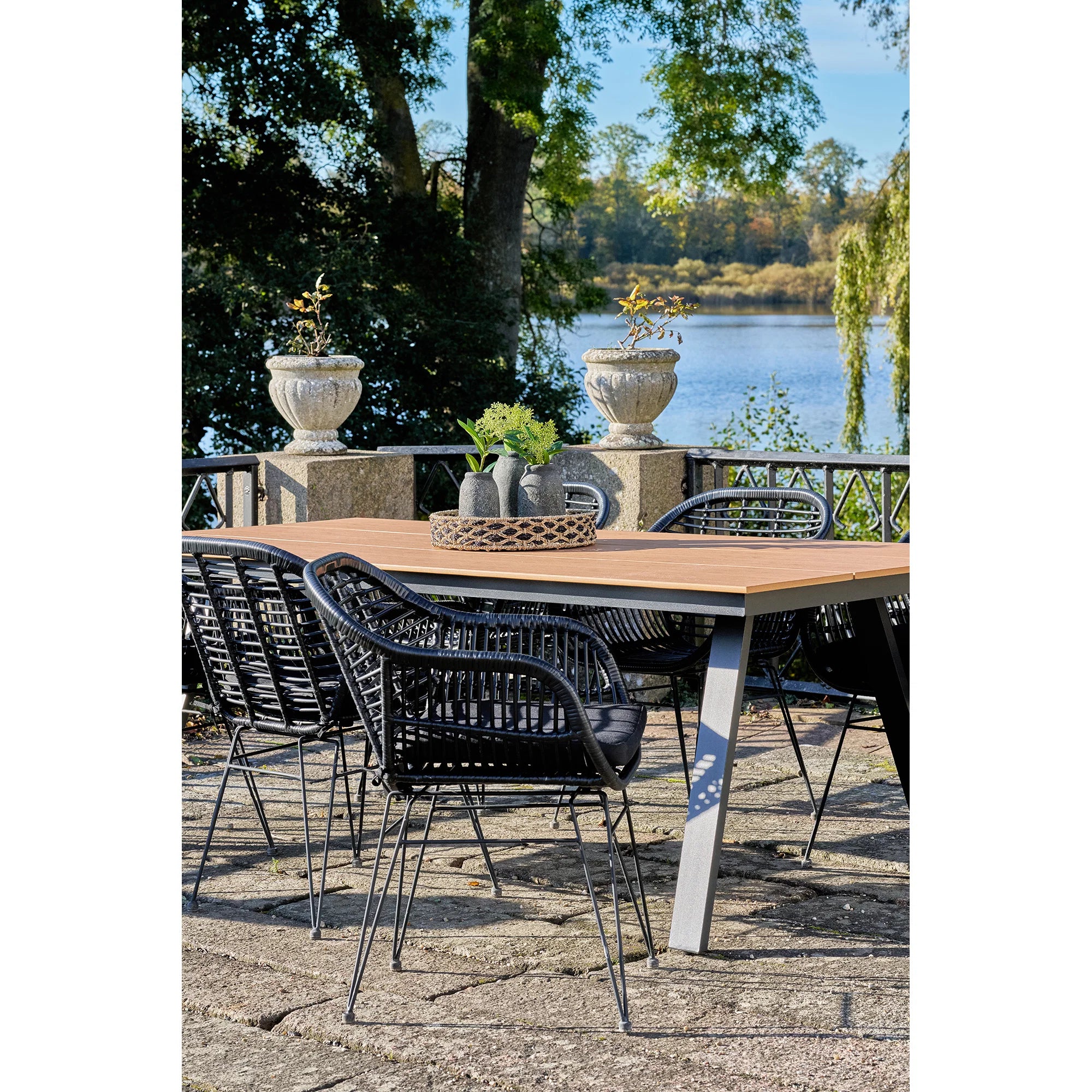 Sort rattan stol med hynde og metalben