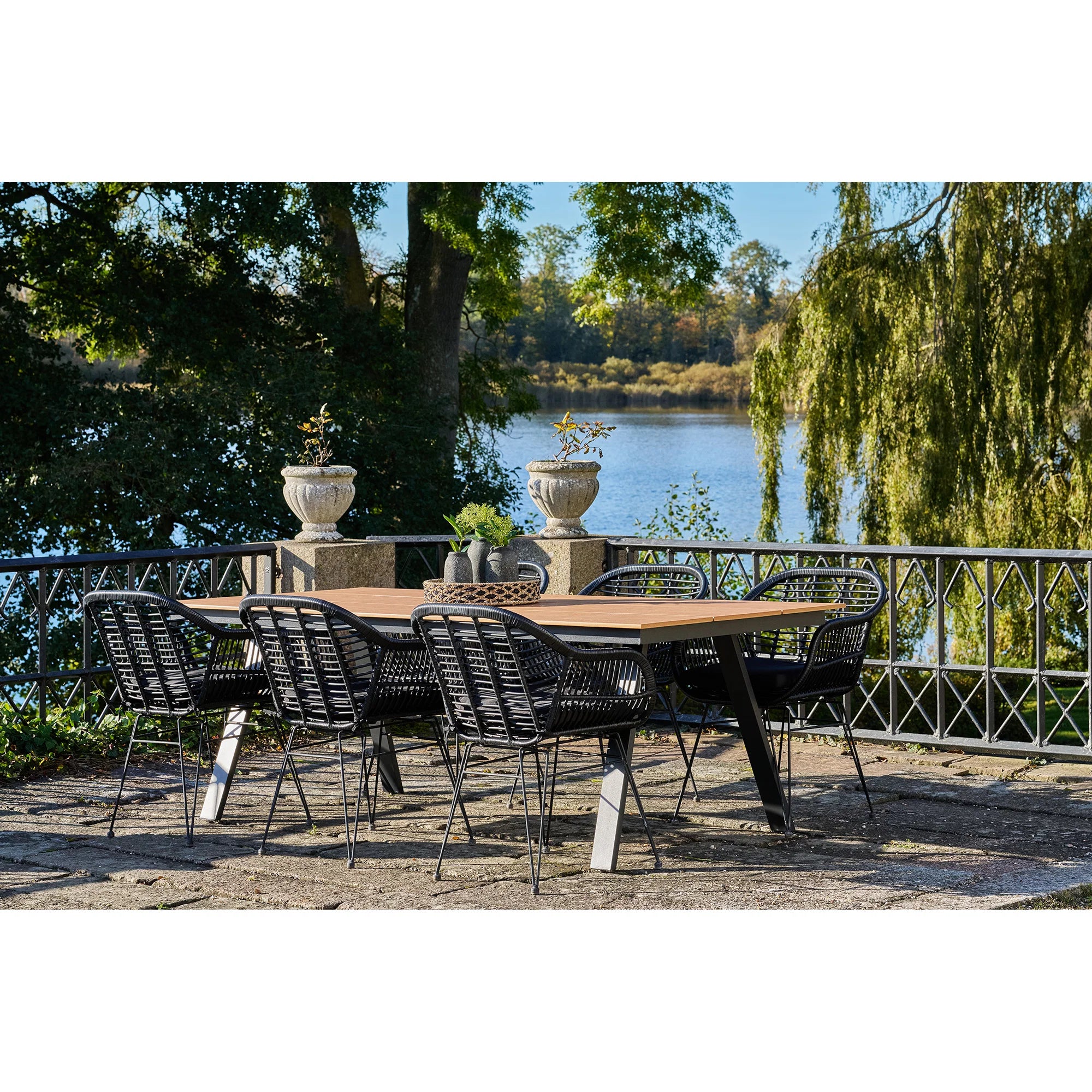 Rattan stol sort elegant og komfortabel