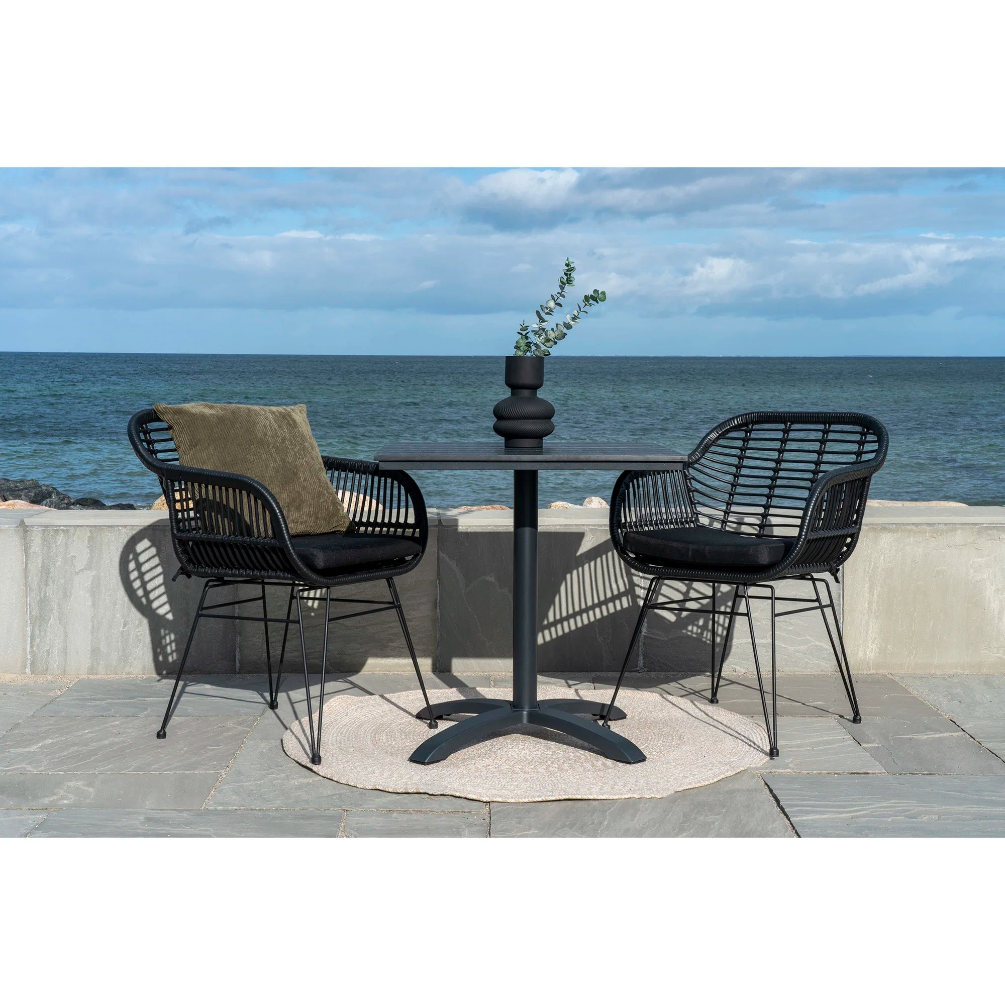 Sort rattan stol med hynde og metalben