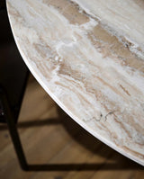 Spisebord i marmor og træ varmt naturligt look boligindretning